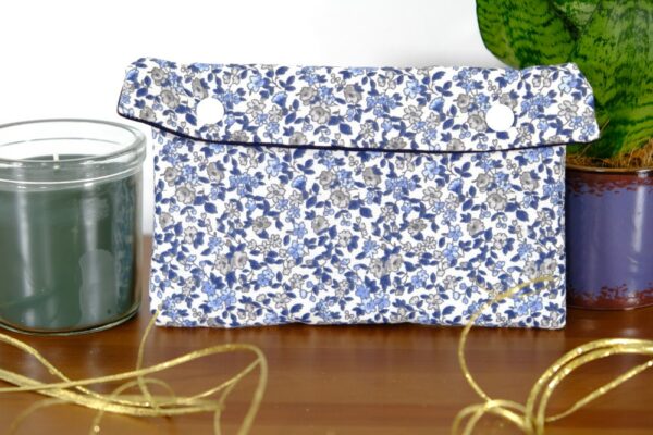 Pochette molletonnée petit format à fleurs bleu