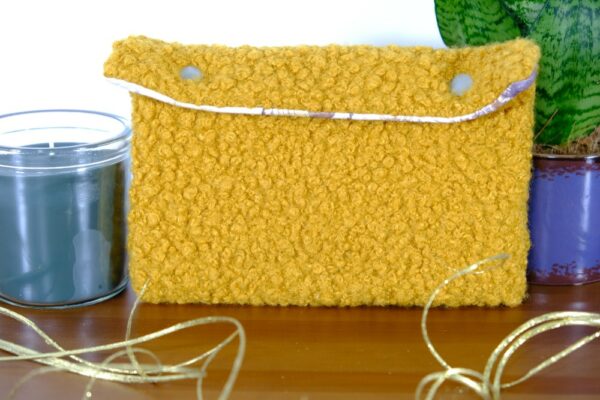 Pochette molletonnée petit format jaune moutarde