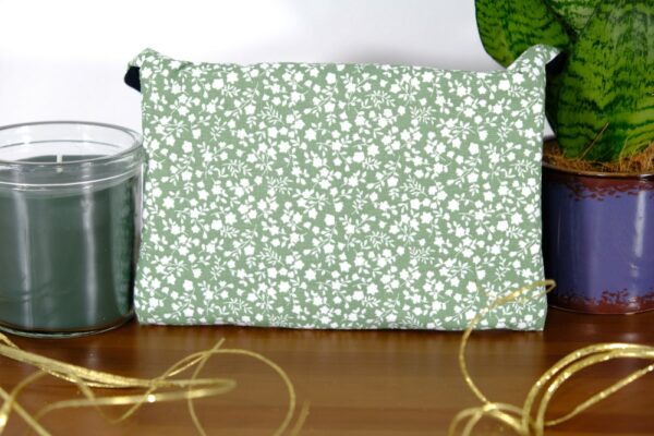 Pochette molletonnée petit format verte à fleurs blanches – Image 2
