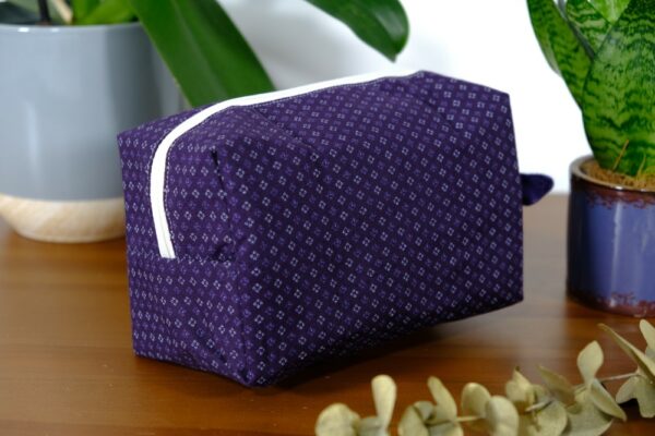 Trousse de toilette petit format violette à motifs losanges – Image 3