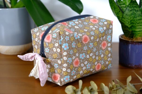 Trousse de toilette petit format à Fleurs roses – Image 3