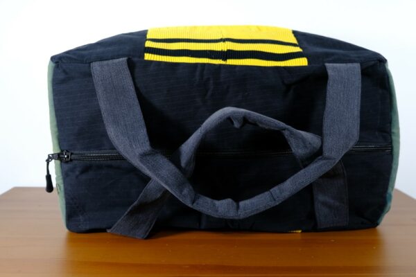 Grand sac de voyage en jean noir upcyclé – Image 3