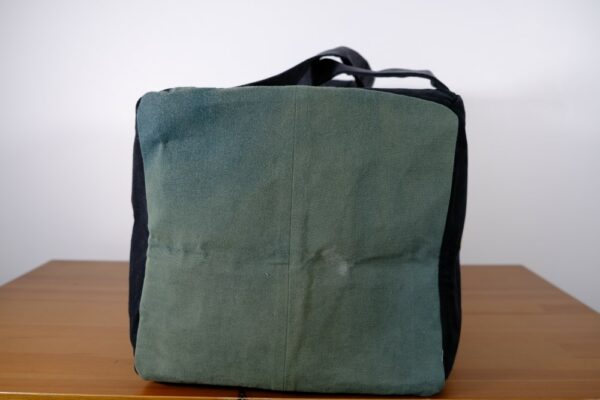 Grand sac de voyage en jean noir upcyclé – Image 5