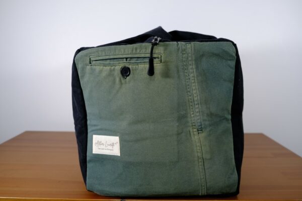 Grand sac de voyage en jean noir upcyclé – Image 4