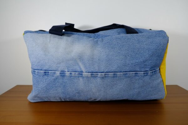Grand sac de voyage en jean bleu upcyclé – Image 2