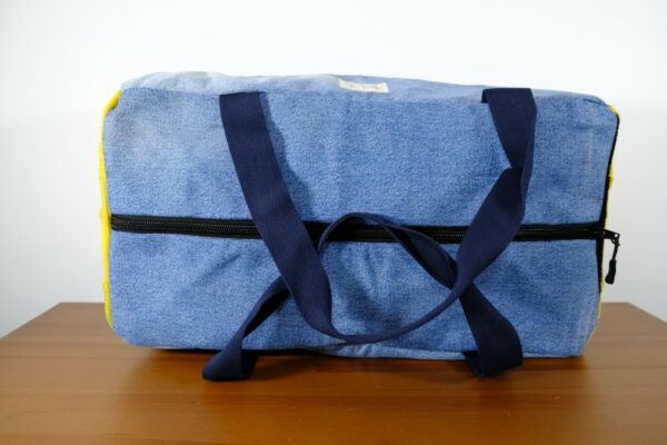 Grand sac de voyage en jean bleu upcyclé – Image 3
