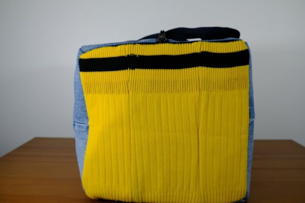 Grand sac de voyage en jean bleu upcyclé – Image 4