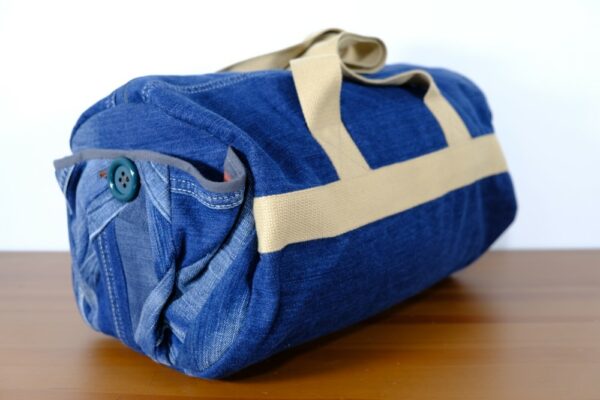 Sac polochon en jean upcyclé bleu marine