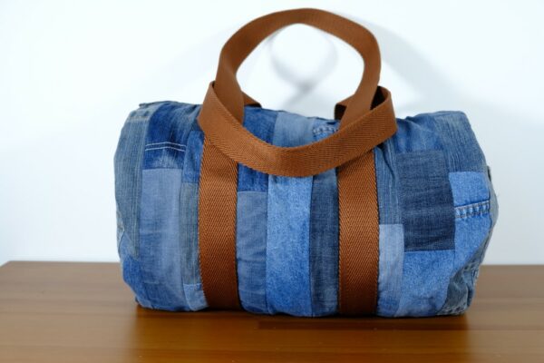 Sac polochon en patchwork de jeans upcyclés