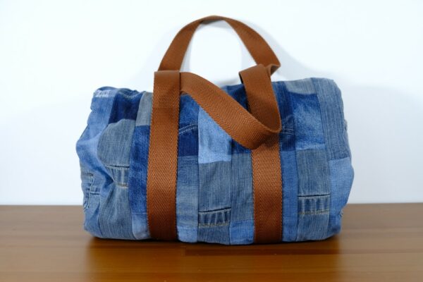 Sac polochon en patchwork de jeans upcyclés – Image 2