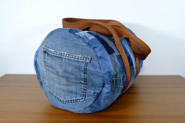 Sac polochon en patchwork de jeans upcyclés – Image 3