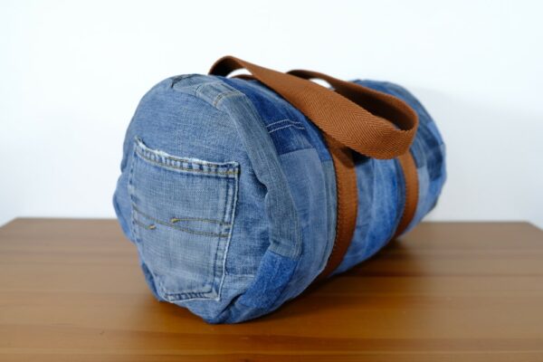 Sac polochon en patchwork de jeans upcyclés – Image 4