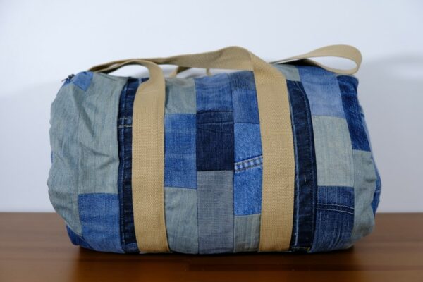 Sac polochon en jeans upcyclés – Image 2