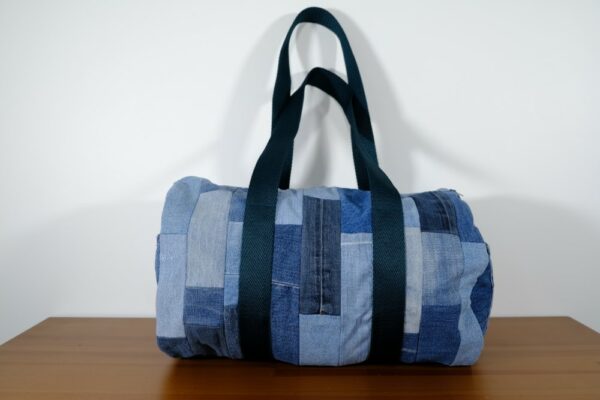 Sac polochon en jean upcyclé bleu délavé – Image 2