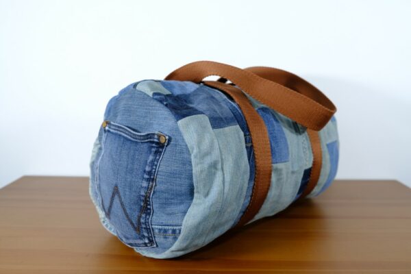 Sac polochon en jean upcyclé variations de bleus jeans – Image 2