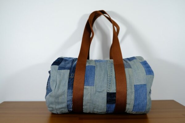 Sac polochon en jean upcyclé variations de bleus jeans