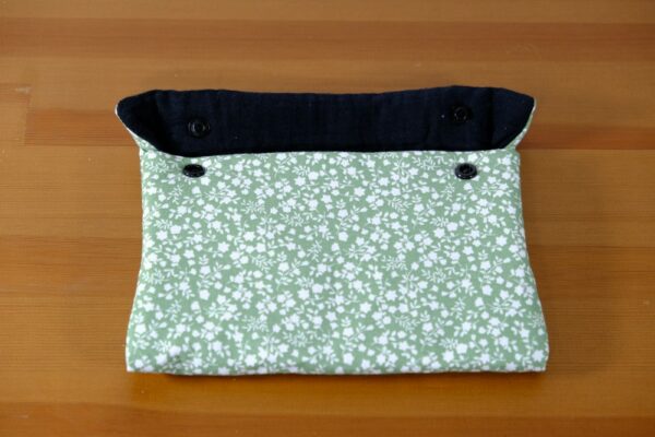 Pochette molletonnée petit format verte à fleurs blanches – Image 3