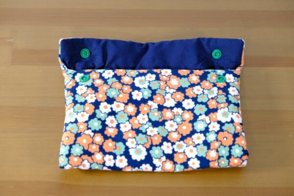 Pochette molletonnée petit format bleu marine et orange – Image 3