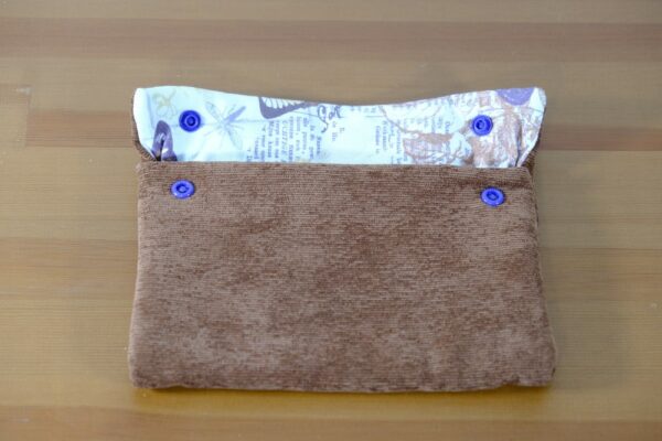 Pochette molletonnée petit format marron – Image 3