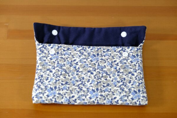 Pochette molletonnée petit format à fleurs bleu – Image 3