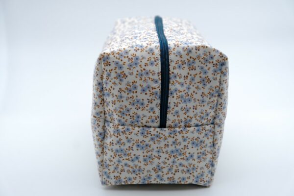 Trousse grand format à fleurs bleues – Image 4