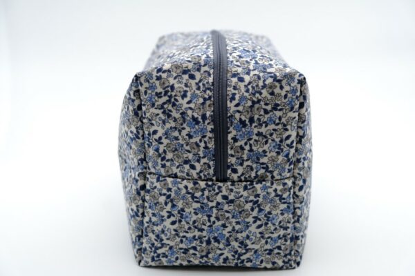 Trousse grand format à fleurs bleues et grises – Image 4