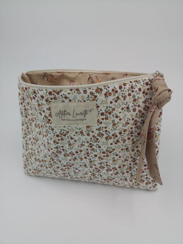 Pochette grand format en velours blanc à fleurs